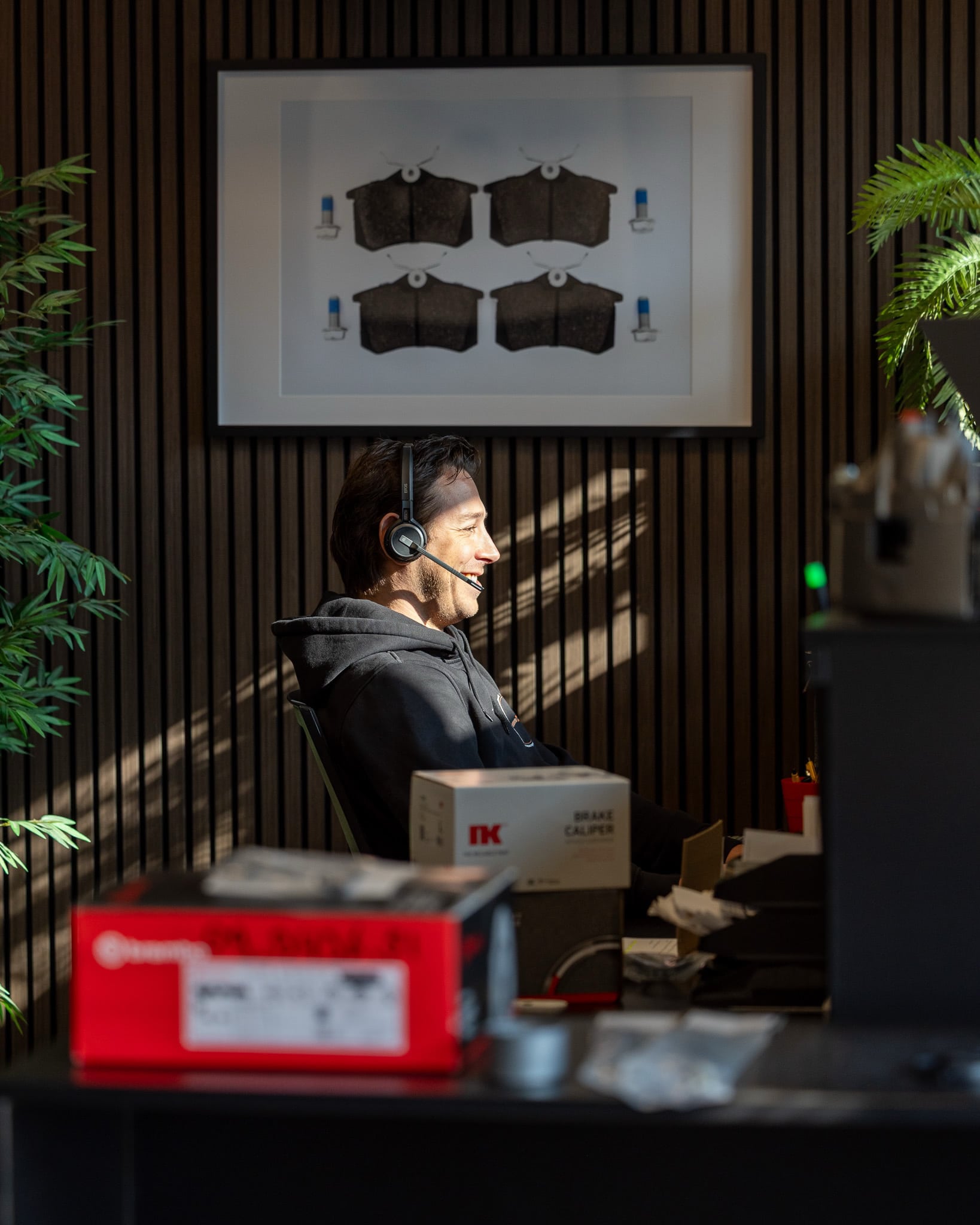 Werkplek met onderdelen op de balie
