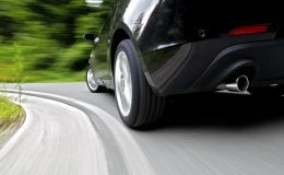 Hoeveel decibel mag een auto maken